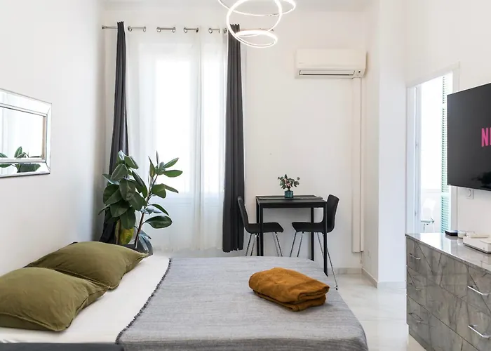 Stylish Modern Studio Near Train Station