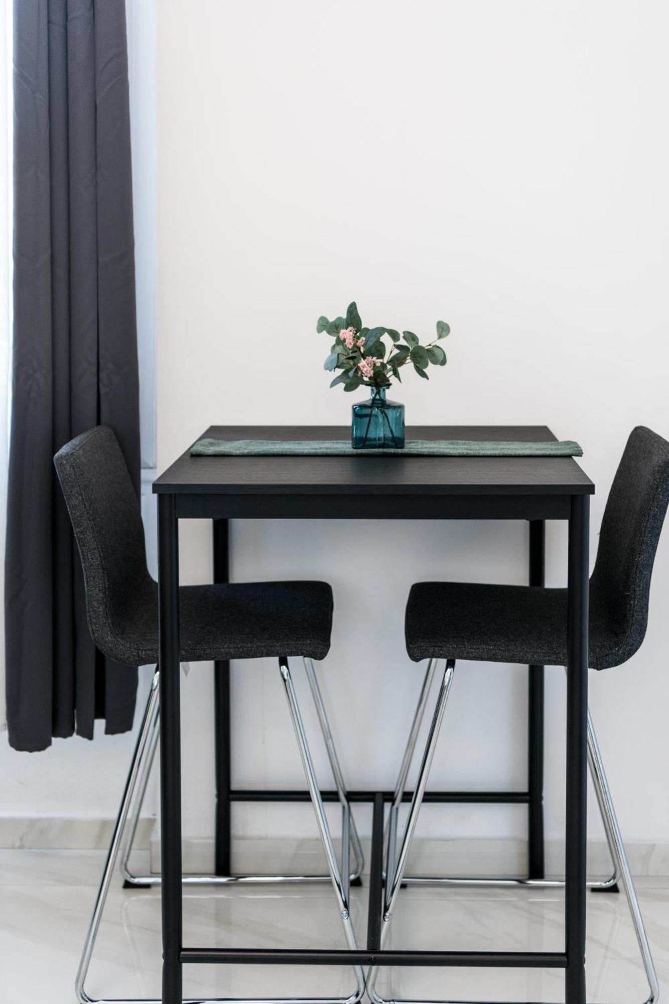 Stylish Modern Near Train Station Appartamento